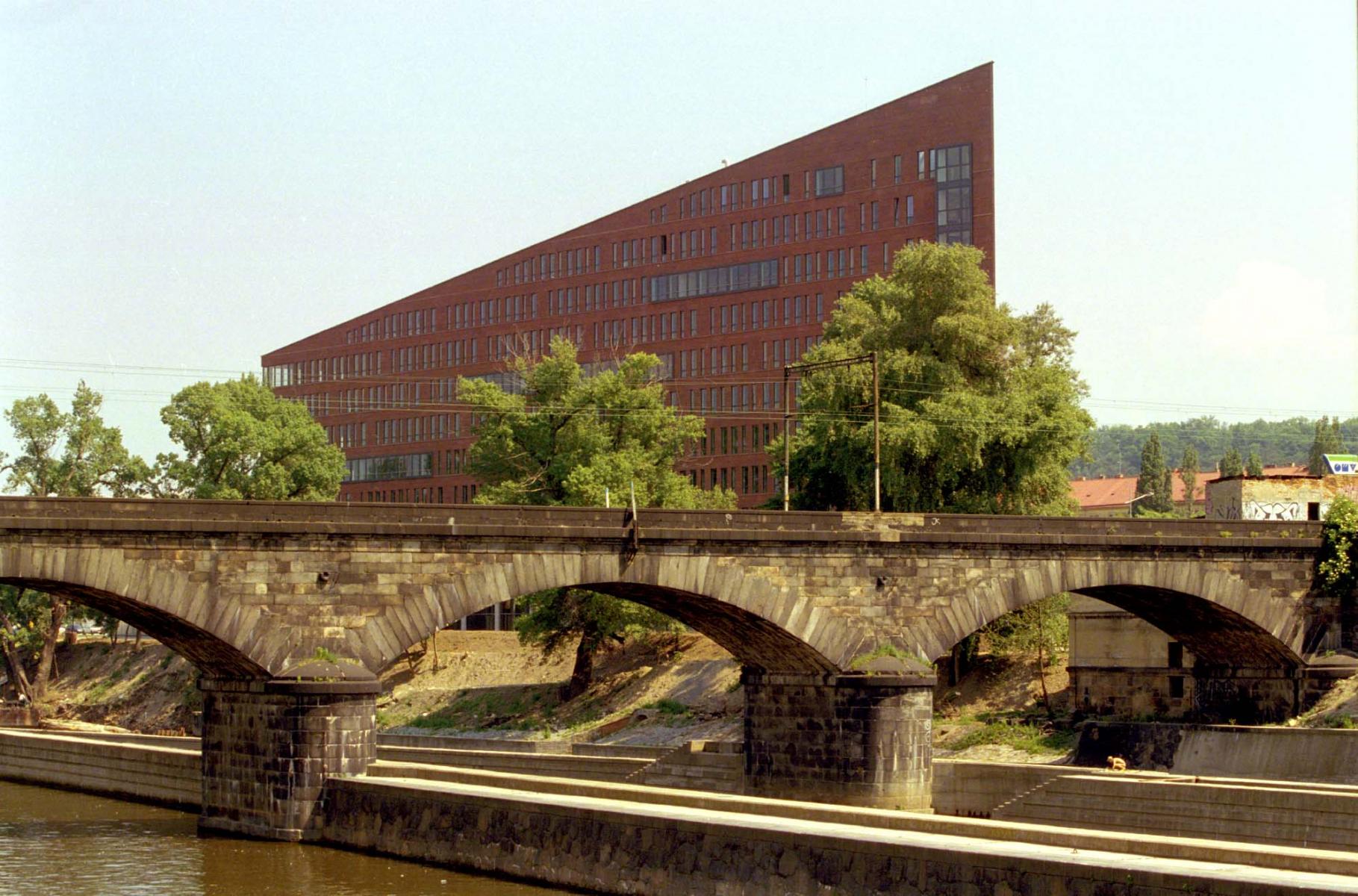 /uploads/posts/99b9593b673a5e0b1558c37ef1da93e4d34eca13/images/Danube House.jpg